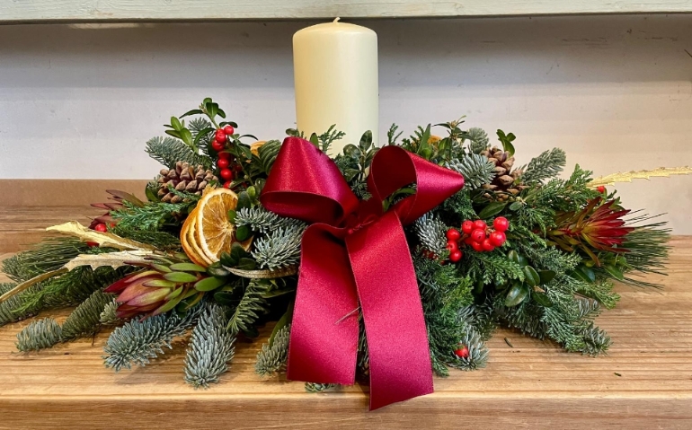 Quintessential Christmas Fresh Table Decoration