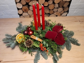 Quintessential Christmas Fresh Table Decoration