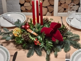 Quintessential Christmas Fresh Table Decoration